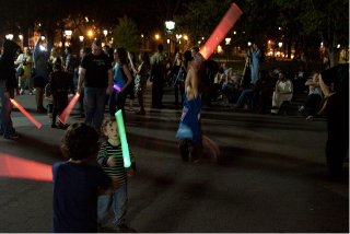 Illustration for article titled World's biggest lightsaber battle looks like a giant rave